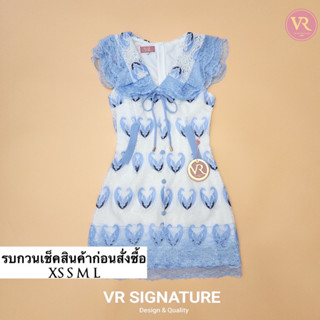 Dress สั้นคอปก แขนกุด แต่งระบายผ้าลูกไม้รอบปก ผูกโบว์ช่วงอก ช่วงเอวเข้ารูป ชายกระโปรงแต่งขอบลูกไม้ เนื้อผ้าทอลายลูกไม้สว