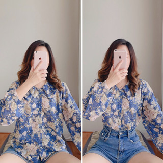 250฿ เสื้อคอปกแขนยาวเนื้อผ้ามีลายริ้วๆ ตาบเสื้อสีขาวมีกระดุมหน้าแกะได้ ลายดอกไม้