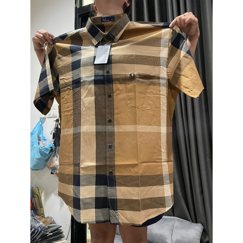 FREDPERRY❗️‼️แขนสั้นสีคาราเมลทองสลับดำสวยมากสีนี้มีกระเป๋าอก ดุมดำ