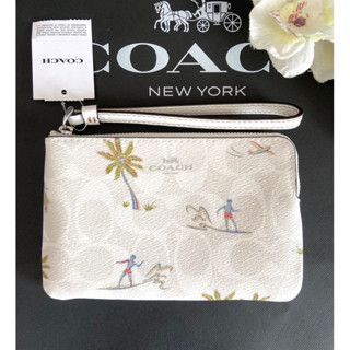 กระเป๋าคล้องมือ Coach Corner Zip Wristlet In Signature Canvas With Hula Print CK415 ไซส์S สีขาว ลายต้นมะพร้าว 6 นิ้ว