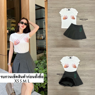 Set เสื้อยืดสีขาวผ้ามีความเงาเล็กน้อย ไม่หนามาพอหมาะกับสภาพอากาศ สกรีนดิจิตอลอย่างดีเป็นรูปมือจับหน้าอกดูเก๋มาก มาคู่กับ