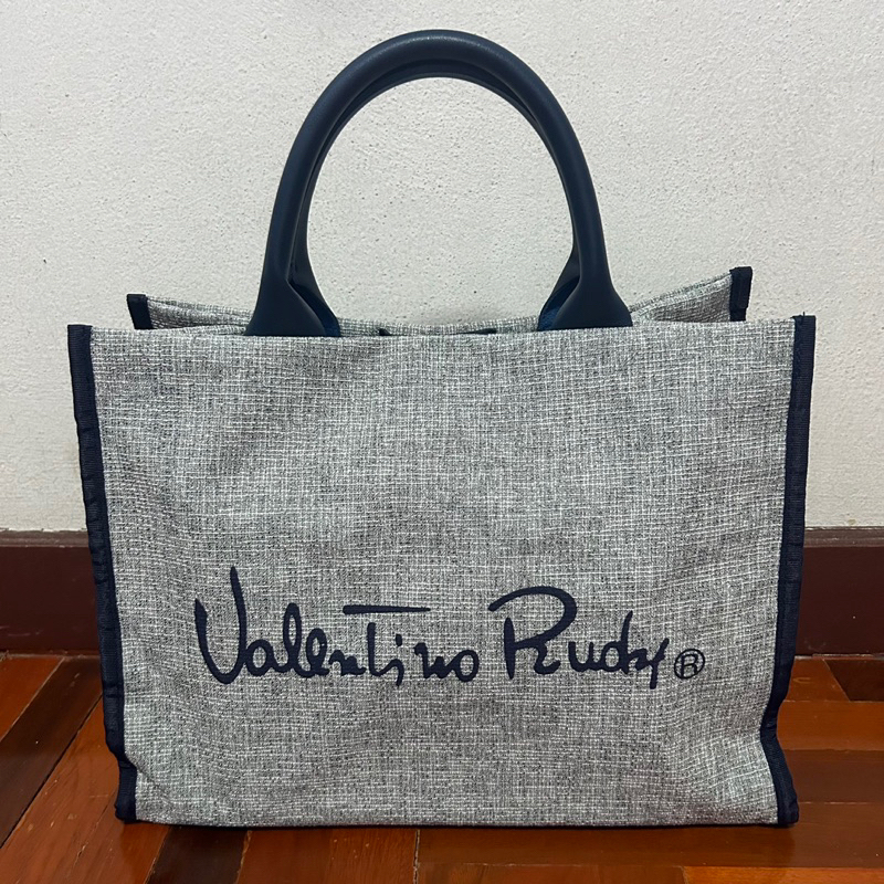 กระเป๋าผ้า Valentino rudy two way shoulder bag (New Condition) 600 บาท