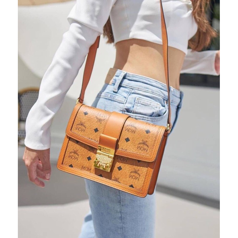 กระเป๋าสะพายข้าง MCM