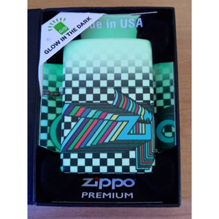 ZIPPO 48504  ZIPPO DESIGN  GLOW IN THE DARK GREEN 540 COLOR  ZIPPO PREMIUM   ผิวเรืองแสง  ลายแบบสกรีน  ต่อเนื่องรอบตัว