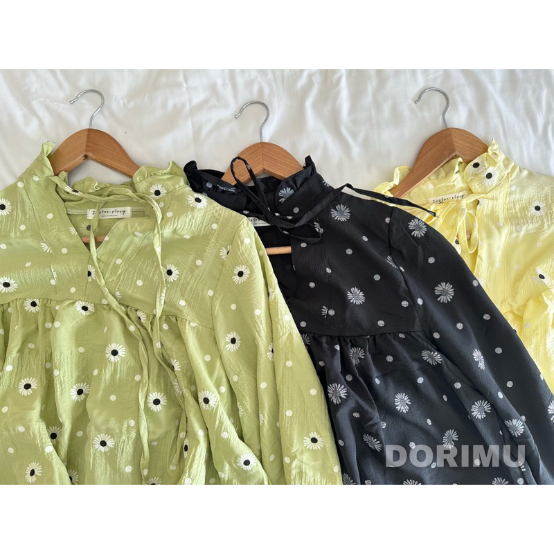 DORIMU..พร้อมส่ง!!! Sweetie daisy top เสื้อคอระบาย ผ้าบับเบิ้ลลายดอกเดซี่ นุ่มพริ้วใส่สบาย