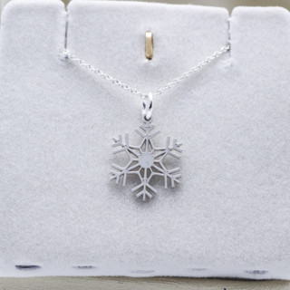 Star Jewelry จี้ Snow Flake เงินแท้พร้อมสร้อยยาว 18 นิ้ว เงินแท้ 92.5% แกะสลักด้วยเลเซอร์ รุ่น PS3105-SS