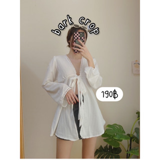 ราคา 190 บาทเท่านั้นค่า🥰 รุ่นนี้ผ้าดีมาก เหมาะกับช่วงซัมเมอร์ เสื้อแขนยาวขอบคอและข้อมือแต่งลูกไม้น่ารักๆ ตรงกลางหน้าอก