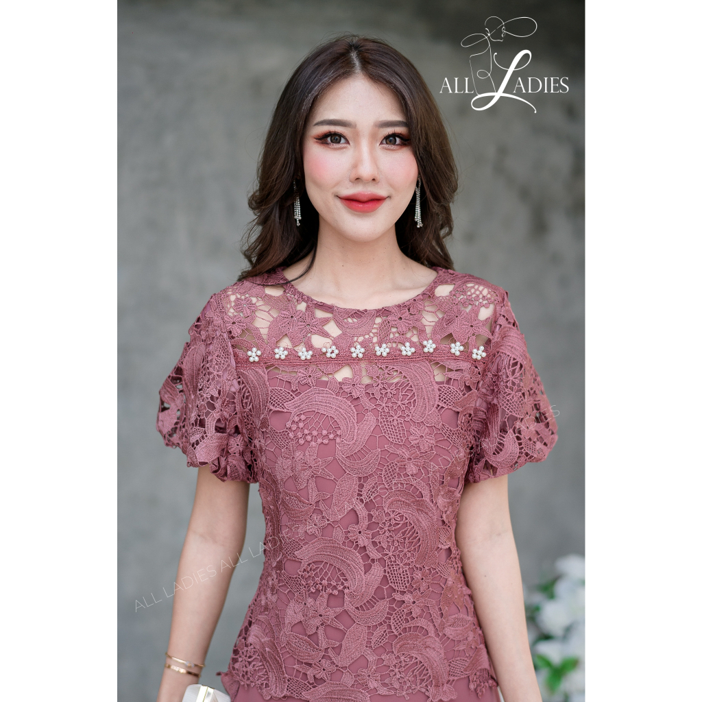 All Ladies เดรสลูกไม้อกมุกดีไซน์เก๋คะ เป็นเดรสชีฟองคลุมเสื้อลูกไม้ ยอดนิยมมากนะคะ สวยหวานสุภาพคะ มีซับในไม่บาง