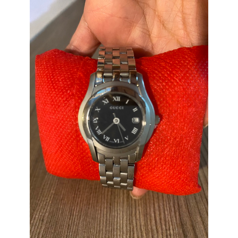 นาฬิกา ข้อมือ Gucci 5500L เลขโรมัน รุ่นยอดนิยม หน้าปัดดำ  แท้