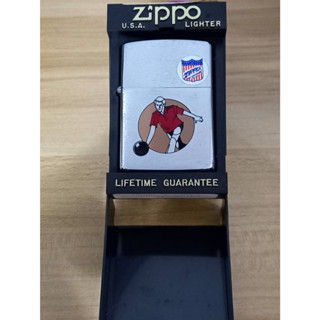 ZIPPO  SPORTS SERIES BOWLER    สีเงินผิวโครเมี่ยมลายรูปนักกีฬาโบว์ลิ่ง   ผลิตปี1991  ของใหม่ไม่ผ่านการใช้งาน