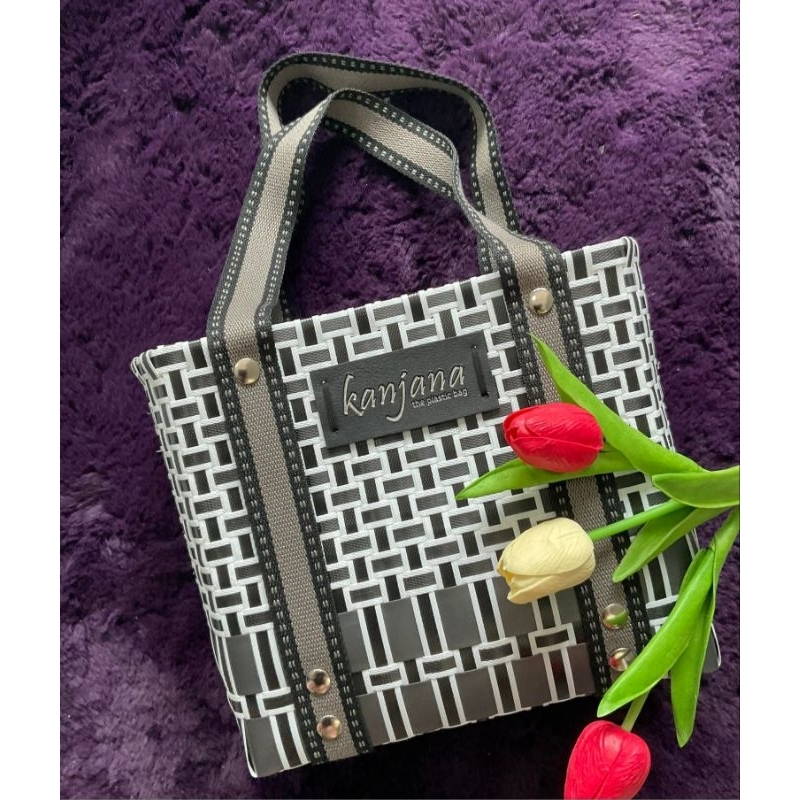 กระเป๋าสานรุ่นฮิตจากเส้นพลาสติก ขนาดกระทัดรัด พกพาง่าย กระเป๋าถือ BY Kanjana