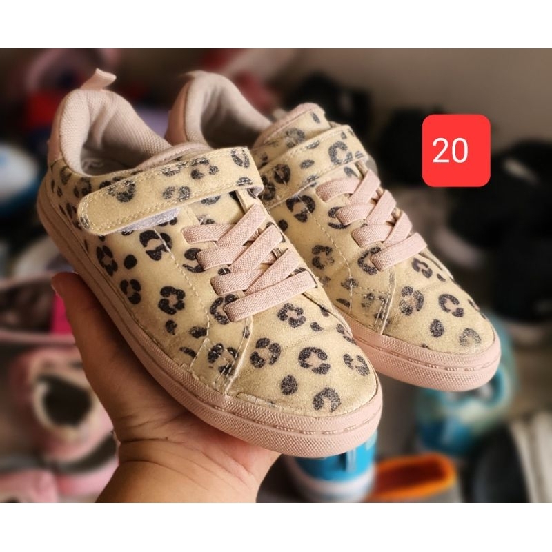 รองเท้าผ้าใบ ยาว 20 cm.