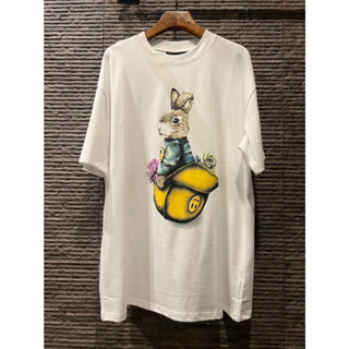 DREW HOUSE RABBIT IN YELLOW CAP PRINTED COTTON T-SHIRT เสื้อยืดคอกลมแขนสั้น แบรนด์ดรูเฮาส์