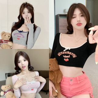 🔥ราคาถูกที่สุด🔥เสื้อครอปคอกว้าง กุ้นขอบ แขนยาว อกสกรีนลายสตรอเบอรี่ 3 ส