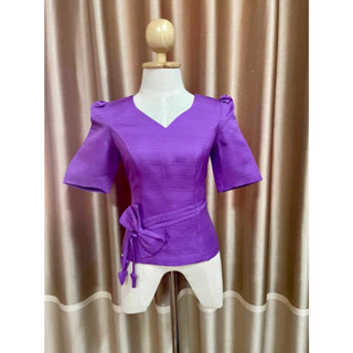 เสื้อไหมลาว แขนสั้น เอวคาด ผูกโบว์ 3 เส้น แมชใส่กับกางเกงทำงาน หรือผ้าถุง สวยมาก