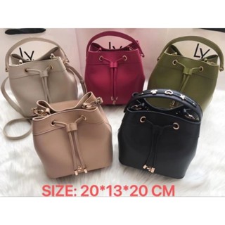 Lynทรงถังรุ่นฮิตใส่กระเป๋าใบยาวได้ NEW LYN CROSSBODY BAG