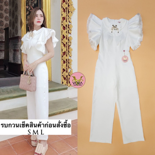 Jumpsuit​ ขายาว แขนกุด แต่งระบายผ้าช่วงไหล่กุ๊นขอบพู่ คอปก แต่งเข็มกลัดโบว์เพชรสวยอลังมากค่ะ ช่วงเอวเข้ารูป กางเกงขายาว