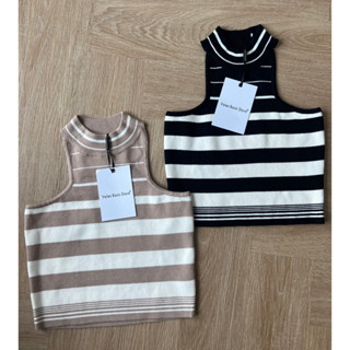 “Stripe tank top” เสื้อกล้ามไหมพรมทอลายทาง ทรงแขนกุดเว้า ดีเทลการออกแบบลายเส้นสวยดูแพงมากกค่ะ🧡🖤🧡