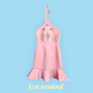 [New] Lyn around แท้💯 Dress ชุดเดรสกระโปรง คล้องคอ ปักเพชร (สีชมพู)