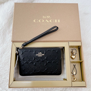 🖤✨เซ็ตกระเป๋าคล้องมือ Coach ลายซีนูนสีดำสวยหรู ไซส์S1zip มาพร้อมพวงกุญแจ 2 ชิ้นและกล่องสวยงามมากค่ะ✨🖤