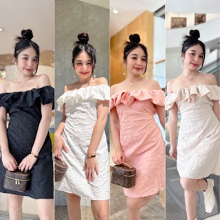 เดรสผ้าเพลสปาดไหล่แต่งระบายรอบอก พร้อมส่ง