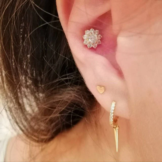 Piercingroom by Jay حلق زهرة كبيرة زركون للبشرة الحساسة — صورة 3