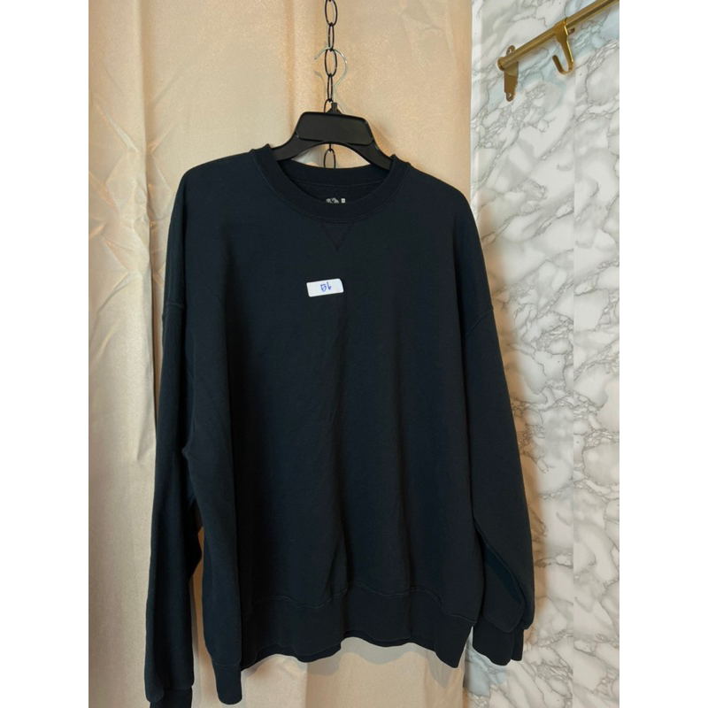 เสื้อสเวตเตอร์ (sweater) 👕🥼 สีดำไม่มีลาย  Fruit of the loomมีดีเทลตรงคอเสื้อ เป็นตัวV