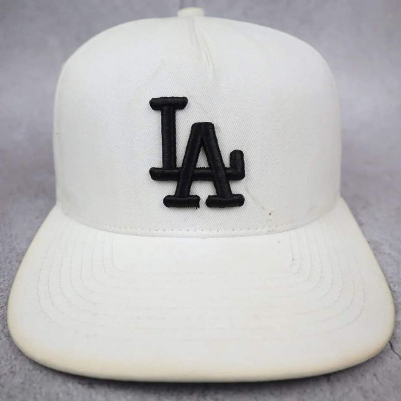 หมวกแบรนด์สีขาว LA Tag New Era