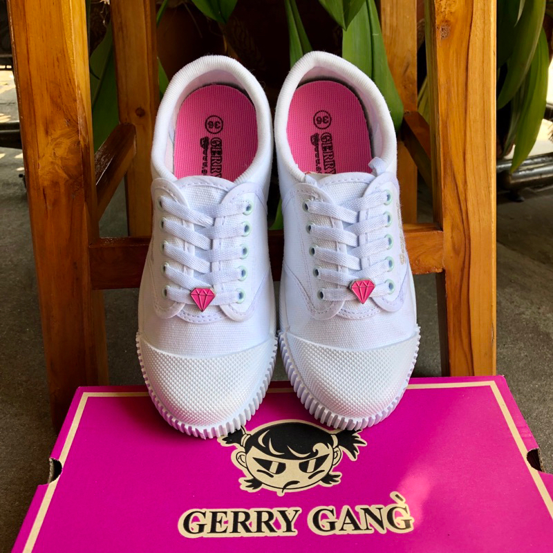 Gerry Gang เกิร์ลลี่แก๊งค์ รองเท้าพละ ผ้าใบสีขาว ผูกเชือก (ขอบนวม-พื้นสีชมพู) ขนาด 31-40 รุ่น PK888