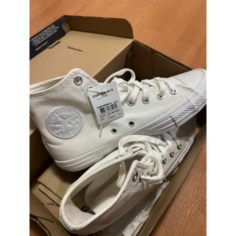 รองเท้าผ้าใบข้อสูง converse ไซส์ US 9สีขาวของแท้แน่นอนไม่ได้ใส่ป้ายไม่ได้แกะ