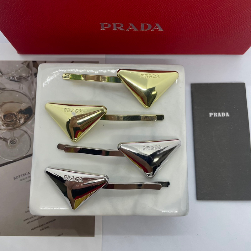 Prada Metal Hair Clip ตัวใหม่ล่าสุด งานโลหะ ปั๊มโลโก้  มาเป็นคู่ อะไหล่เงาสวย มองไกลๆก็รู้ ปราด้าแน่นอน