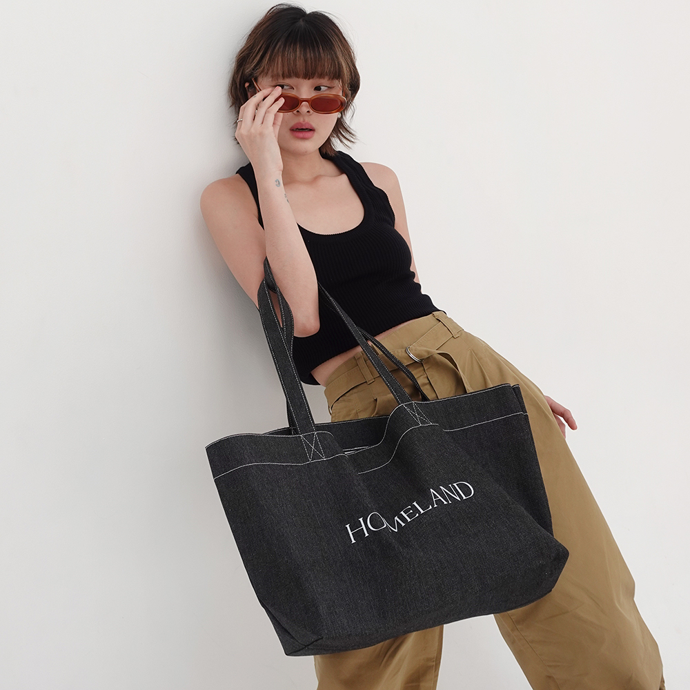 HOMELAND ♡ DENIM - กระเป๋าผ้ายีนส์ 3สี สกรีนลายสองด้าน มีฐานรองทรง มีแม่เหล็ก (Large)