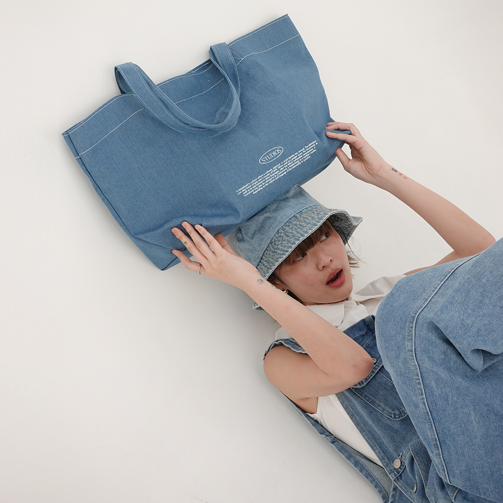 HOMELAND ♡ DENIM - กระเป๋าผ้ายีนส์ 3สี สกรีนลายสองด้าน มีฐานรองทรง มีแม่เหล็ก (Large)
