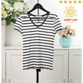 เสื้อมือสอง AZUL  เสื้อคอวีแขนสั้น ผ้าคอตตอน น่ารัก ใส่สบายไม่ร้อน ลายทางสีขาวดำไซ้ส์XS สินค้าสภาพดี สไลด์รูปดูขนาด