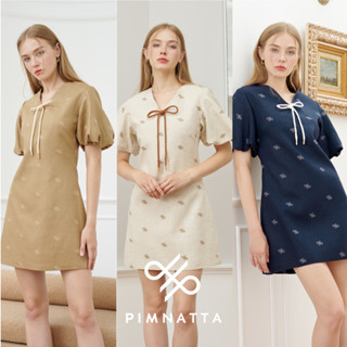 PIMNATTA Teya Dress เดรสคอวีแขนบอลลูน ตกแต่งสายโบว์ ทอลายโลโก้แบรนด์