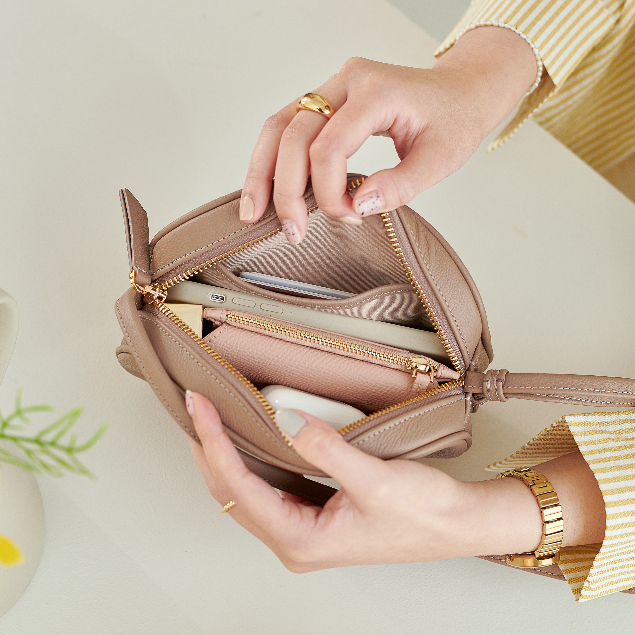 SALE งานเกรดB: OVAL Bag กระเป๋าสะพายทรงวงรี หนังวัวแท้ทั้งใบ