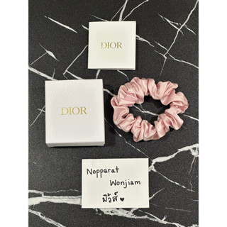 (New/แท้💯) ยางรัดผม Dior สีชมพู อุปกรณ์ครบ กล่อง การ์ด