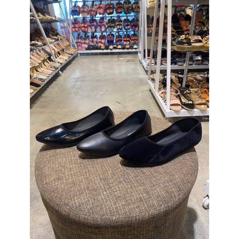 รองเท้าคัชชูผู้หญิงพื้นเรียบ พื้นแบน ไม่มีส้น ปลายแหลมสีดำ ด้าน กำมะหยี่ แก้ว