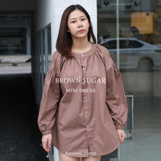 มินิเดรส MINI DRESS ชุดเดรสแขนยาว สีน้ำตาลอ่อน (BROWN SUGAR) ทรงปล่อย คอกลม กระดุมหน้า - Corlinn รุ่น Anyrose.corlin