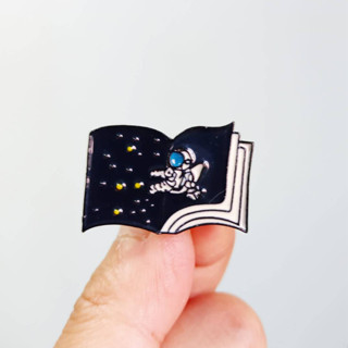 เข็มกลัด / หมุดโลหะ นักบินอวกาศ The universe Space Book Pin  🚀🛩