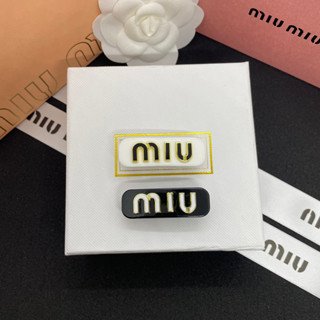 พร้ มส่ง 🎁📧 MIU MIU Plexiglas and metal hair clip กิ๊บตัวใหม่ จาก มิว มิว โล้โก้  รุ่นใหม่ ชนช๊อป  มี 2 สี ดำ - ขาว