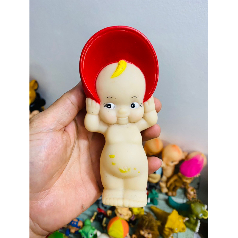 ของเล่น ของสะสม ตุ๊กตา คิวพี มือ2  BABY KEWPIE RED BONNET  ราคา 250บาท