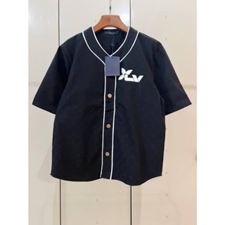 LOUIS VUITTON MONOGRAM SHORT-SLEEVED DENIM SHIRT เสื้อเบสบอลหลุยส์วิตตอง สกรีนตัวหนังสือโลโก้แอลวี ผ้ายีนส์