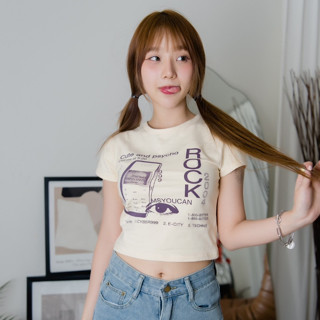 KSTYLE4U เสื้อยืดครอป คอกลม แขนสั้น  #4073 พิมพย์ลายตัวอักษร แฟชั่นสำหรับผู้หญิง สีพื้น