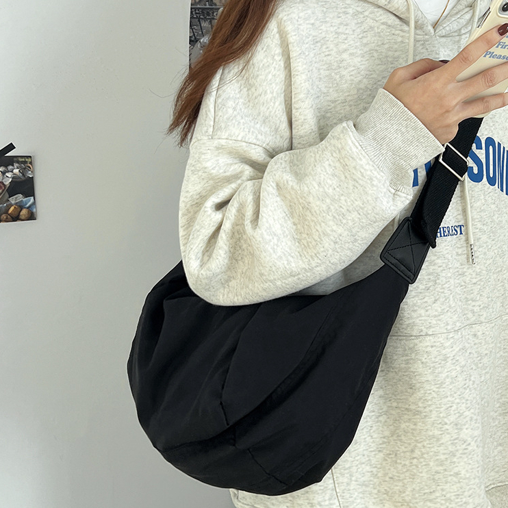 [ใช้2โค้ดส่งฟรี+ลดเพิ่ม]กระเป๋า Nylon bag ทรงhalf moon มินิมอลเกาหลี 2 สี F015 - รูปที่ 4