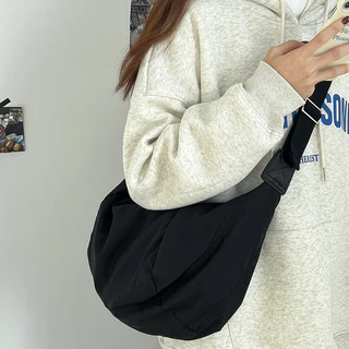 [ใช้2โค้ดส่งฟรี+ลดเพิ่ม]กระเป๋า Nylon bag ทรงhalf moon มินิมอลเกาหลี 2 สี F015