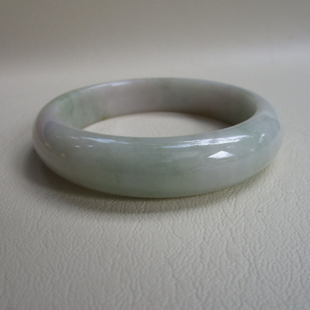 กำไลหยกพม่า Jadeite type A เส้นกลมท้องแบน ขนาดวงใน 58.2mm กว้าง 14.2mmสีขาวน้ำนมอมม่วงติดเขียวสวยงามสวมใส่ได้ทุกเพศ