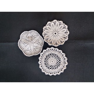 ชุดที่รองแก้ว3ชิ้น ดอยลี่เล็ก 4 นิ้ว สีขาว งานโครเชต์ไหมซัมเ…