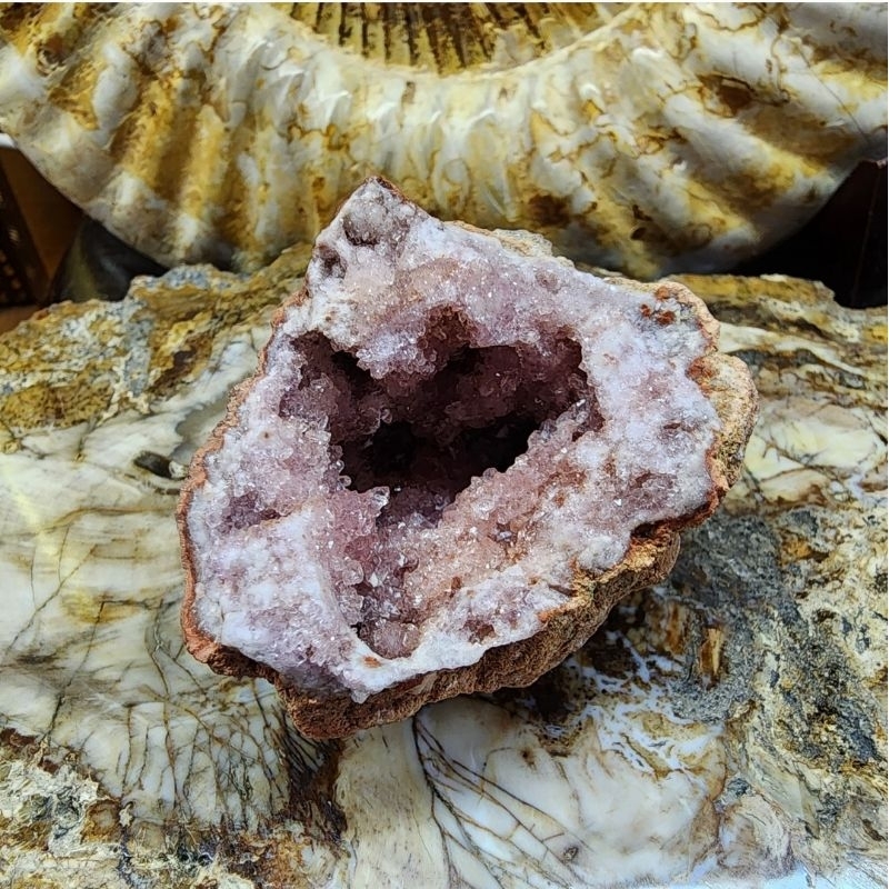 โพรงพิงค์อเมทิสต์(pink amethyst) หินพิงค์อเมทิสต์ หินอเมทิสต์ ยาว 5.9 ซม.กว้าง 4.5 ซม.หนา 4.3 ซม.น้ำหนัก 98.3 g.