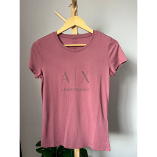 เสื้อยืด Armani Exchange " เสื้อยืดหญิงปักหมุด A|X ออริ ชมพูกะปิ  "งานArmani Exchange 100%